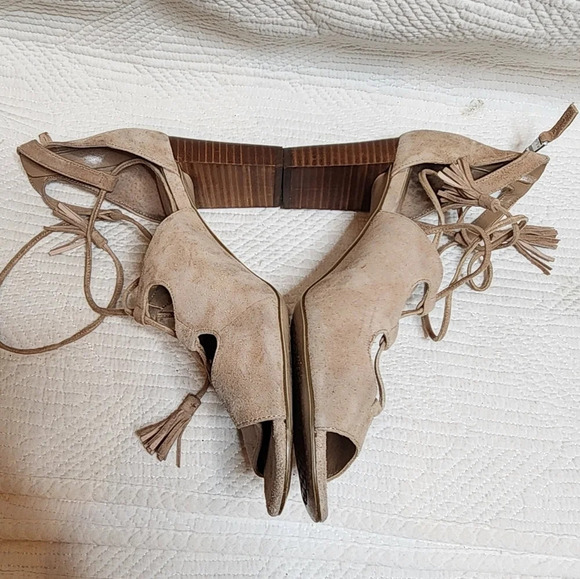 Lauren Ralph Lauren Tan Suede lace up cutout heels with tie tassels. Women's 9. - Picture 16 of 16